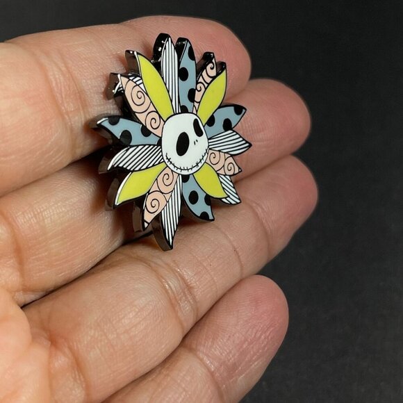 Jack Skeleton Lapel Pin Nightmare Christmas Flower Badge Brooch Gift Accessories - Picture 6 of 9